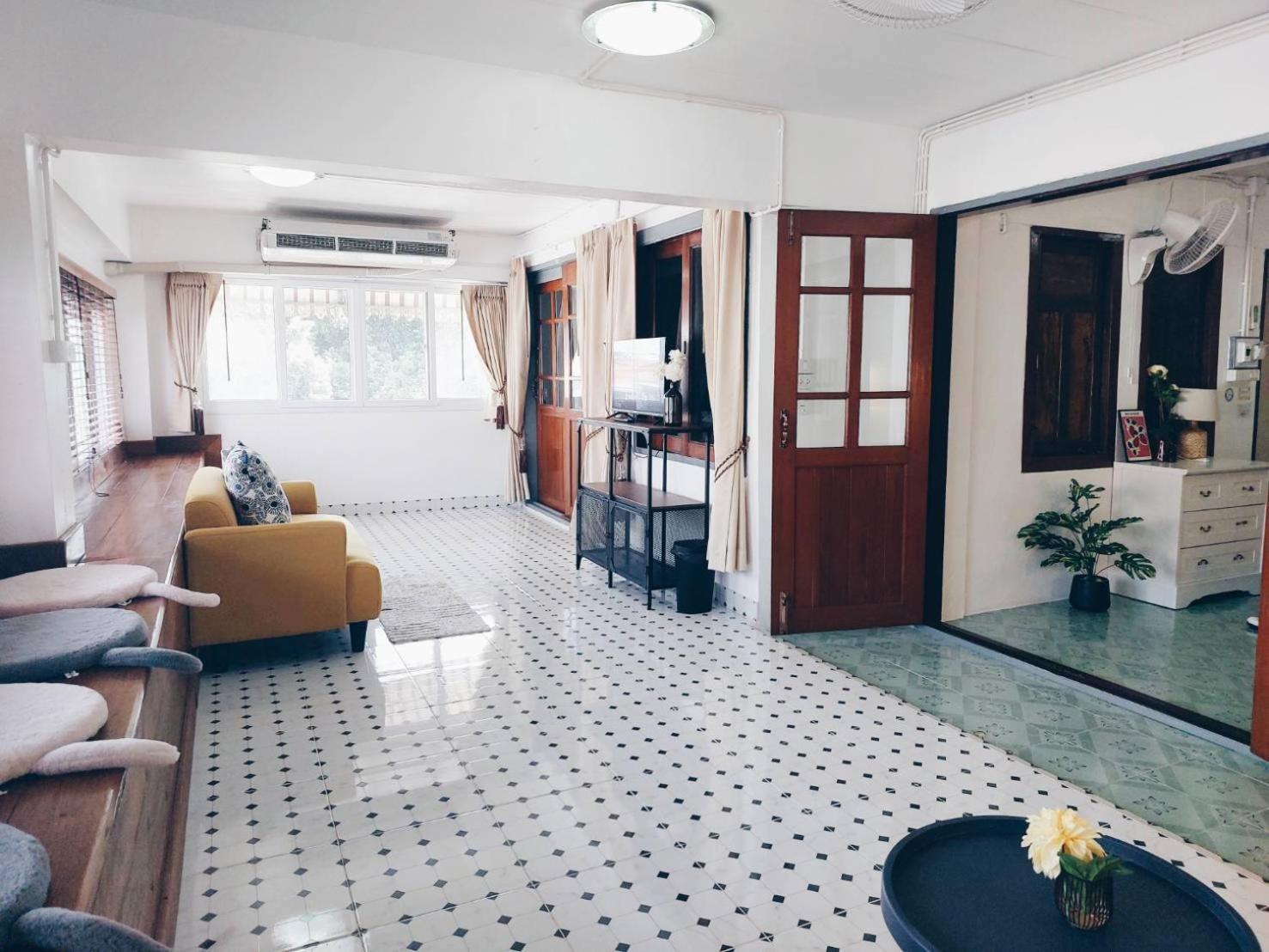 Hello Sunshine Hostel Phra Nakhon Si Ayutthaya Buitenkant foto