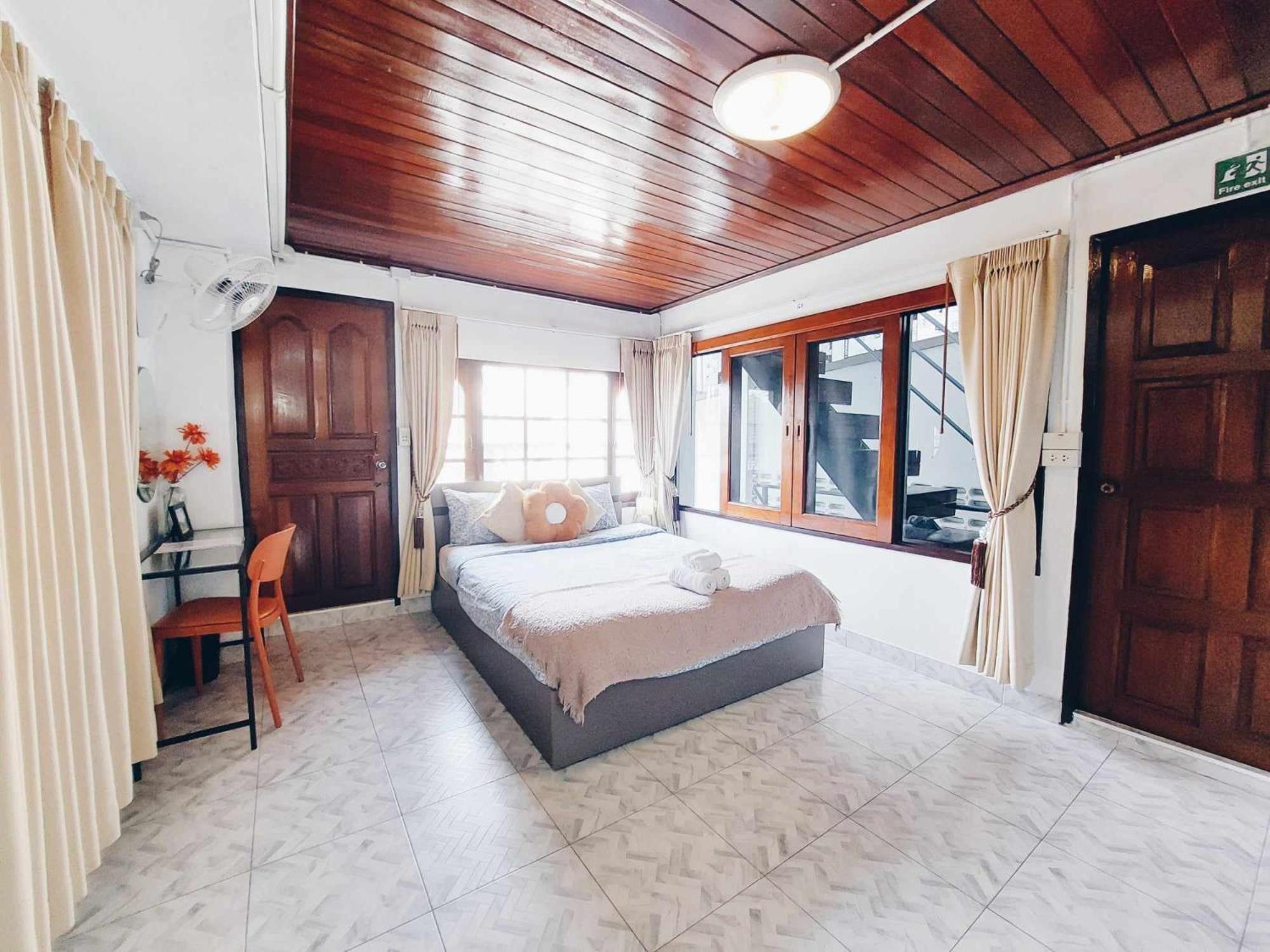 Hello Sunshine Hostel Phra Nakhon Si Ayutthaya Buitenkant foto