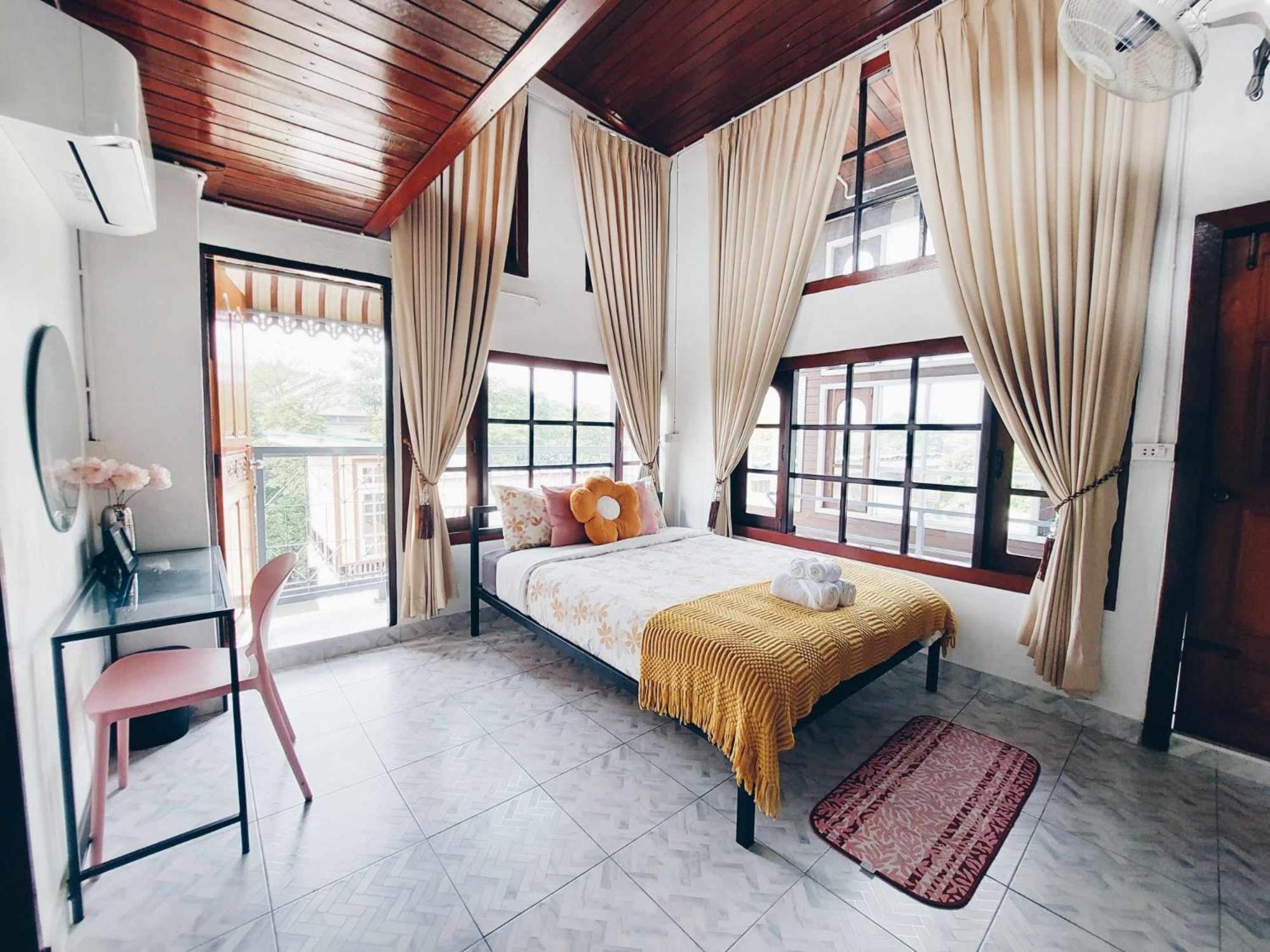 Hello Sunshine Hostel Phra Nakhon Si Ayutthaya Buitenkant foto