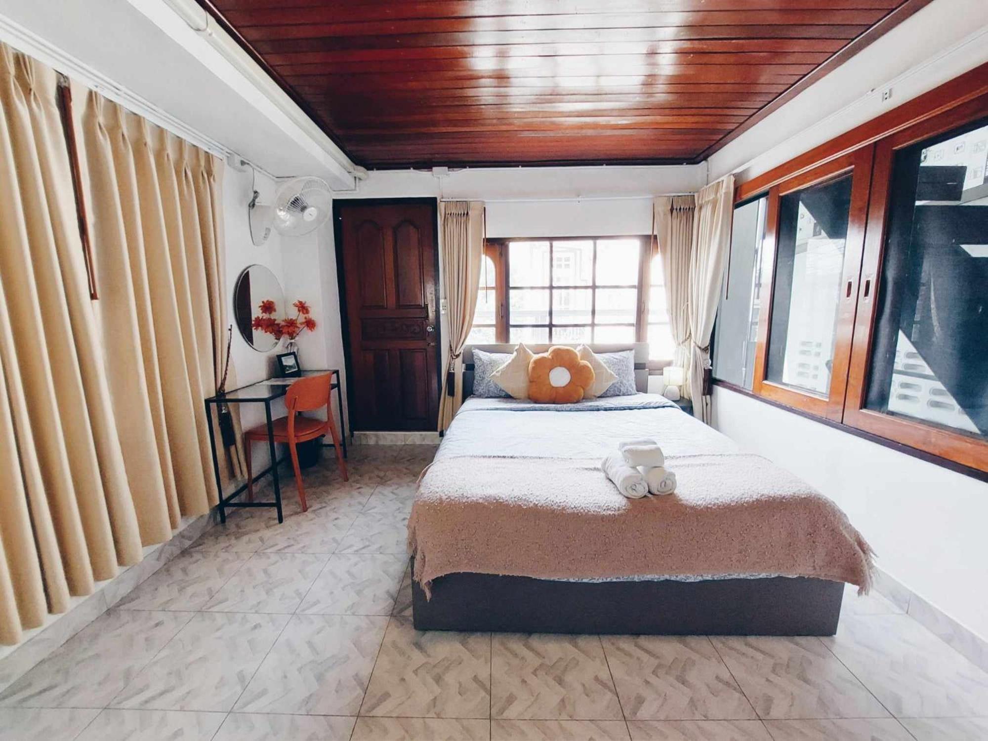 Hello Sunshine Hostel Phra Nakhon Si Ayutthaya Buitenkant foto