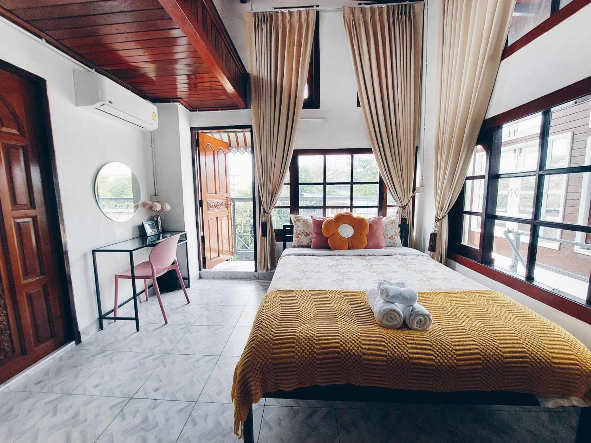 Hello Sunshine Hostel Phra Nakhon Si Ayutthaya Buitenkant foto