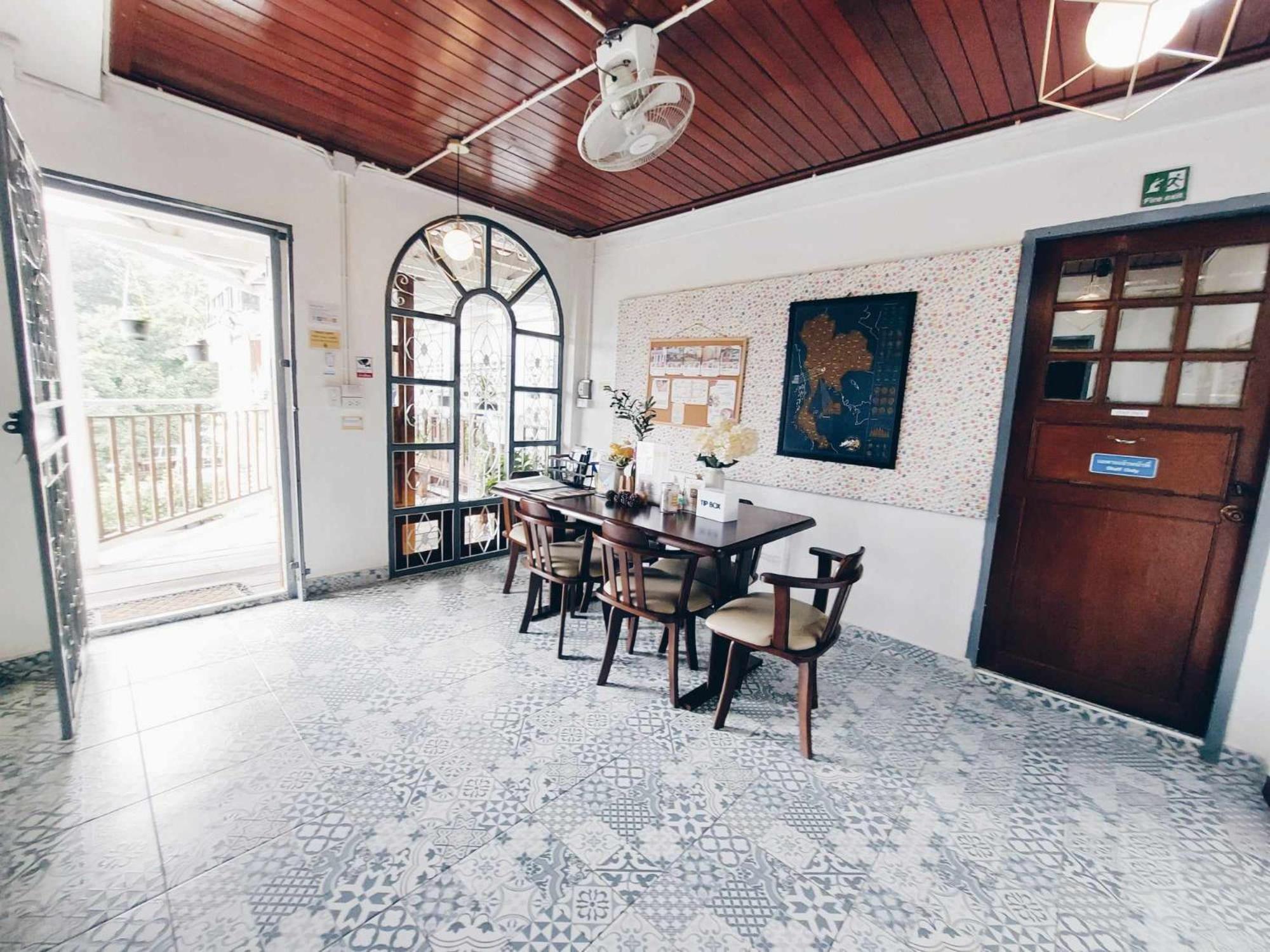 Hello Sunshine Hostel Phra Nakhon Si Ayutthaya Buitenkant foto